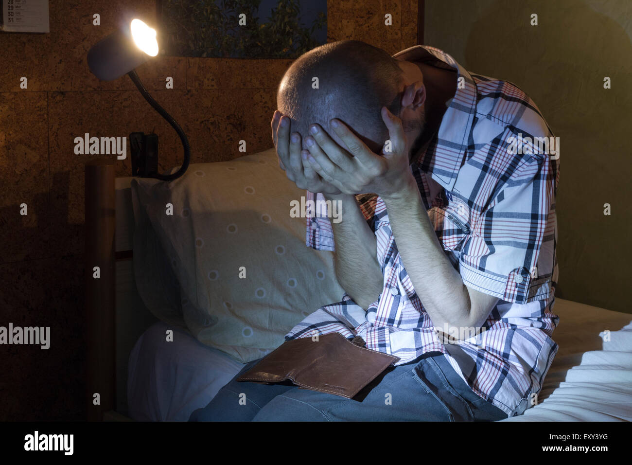 Verzweifelter Mann weint, weil er kein Geld mehr hat Stockfoto