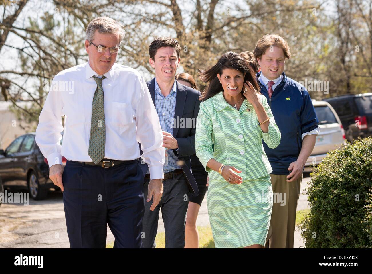 Ehemaliger Gouverneur von Florida und GOP Präsidentschaftskandidaten Jeb Bush geht mit South Carolina Gouverneur Nikki Haley während eines Besuchs in Sistercare 17. März 2015 in Columbia, South Carolina. Bush trat Haley besuchen das Zentrum für Opfer häuslicher Gewalt. Stockfoto