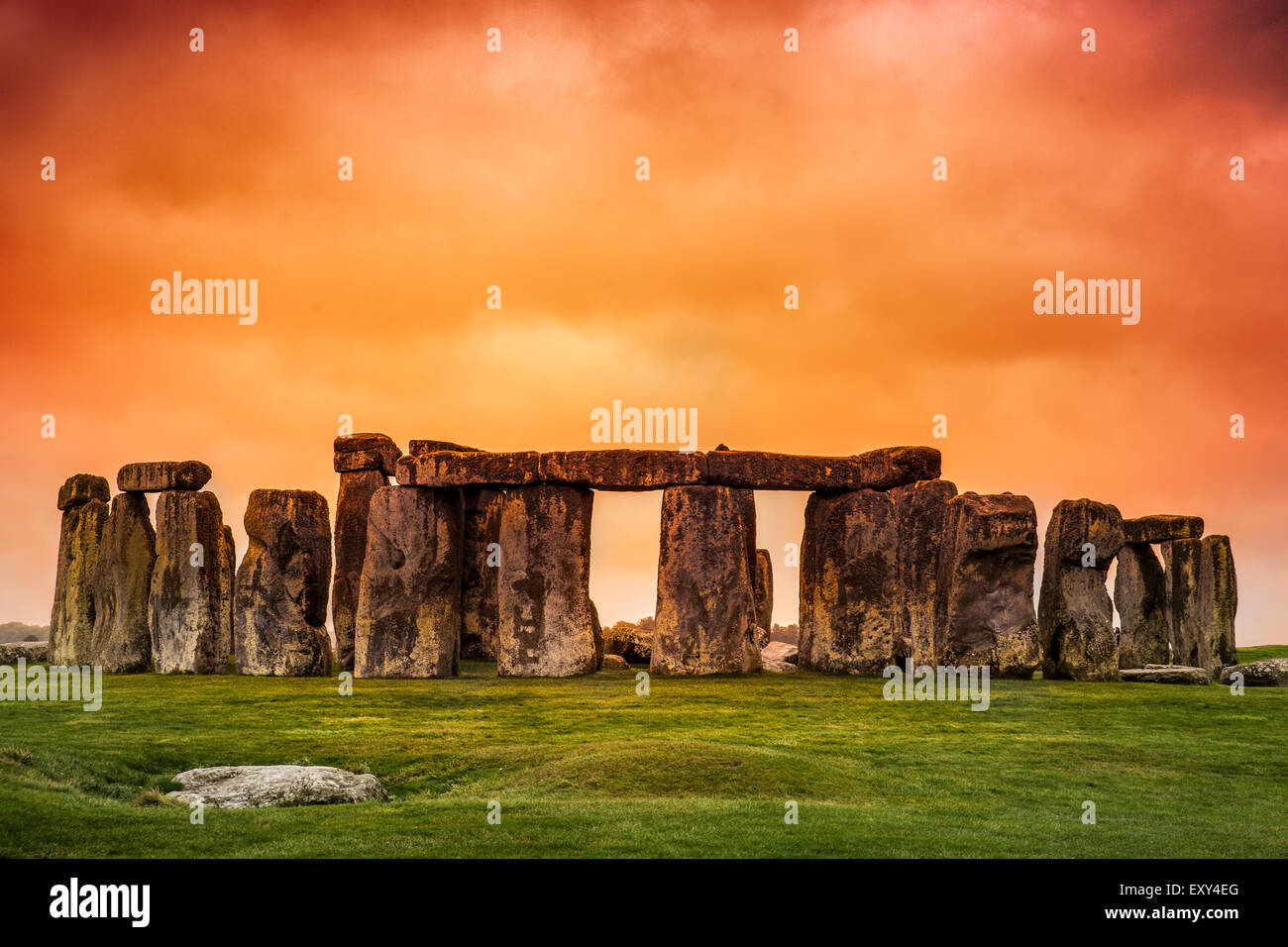 Stonehenge vor feurigen orange sunset Himmel Stockfoto