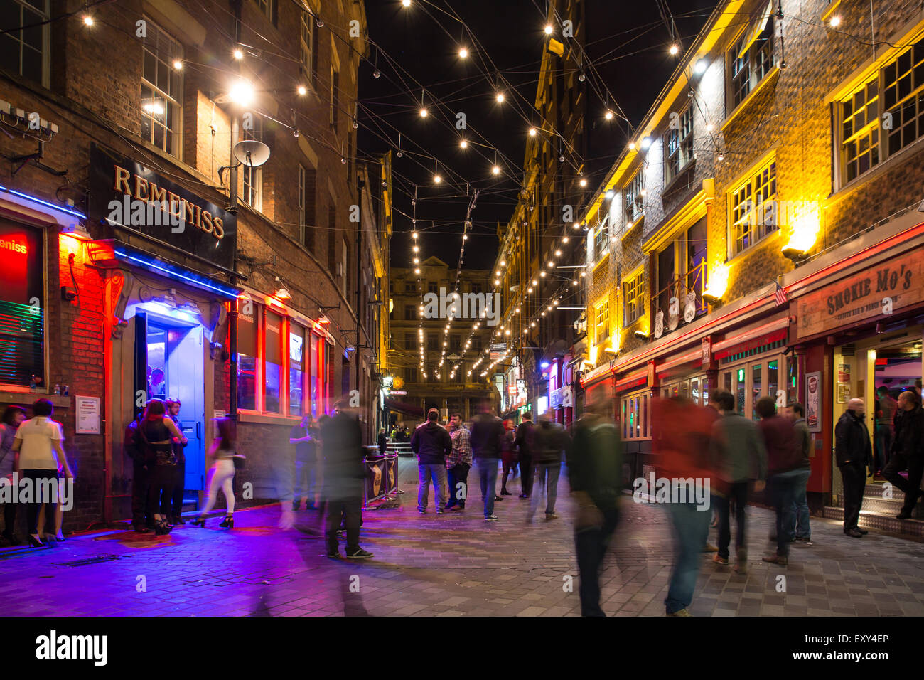Liverpool, Großbritannien - 11. Oktober 2014: Nachtszene allein historischen Matthew Street in Liverpool mit Menschen sichtbar. Stockfoto