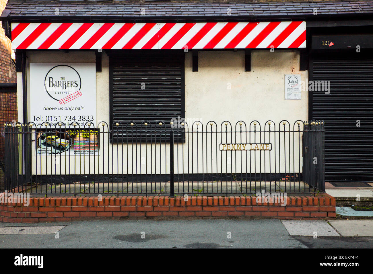 Liverpool, Vereinigtes Königreich - 12. Oktober 2014: Landmark Penny Lane Barber Shop in Liverpool berühmt geworden durch die Beatles 1967. Stockfoto