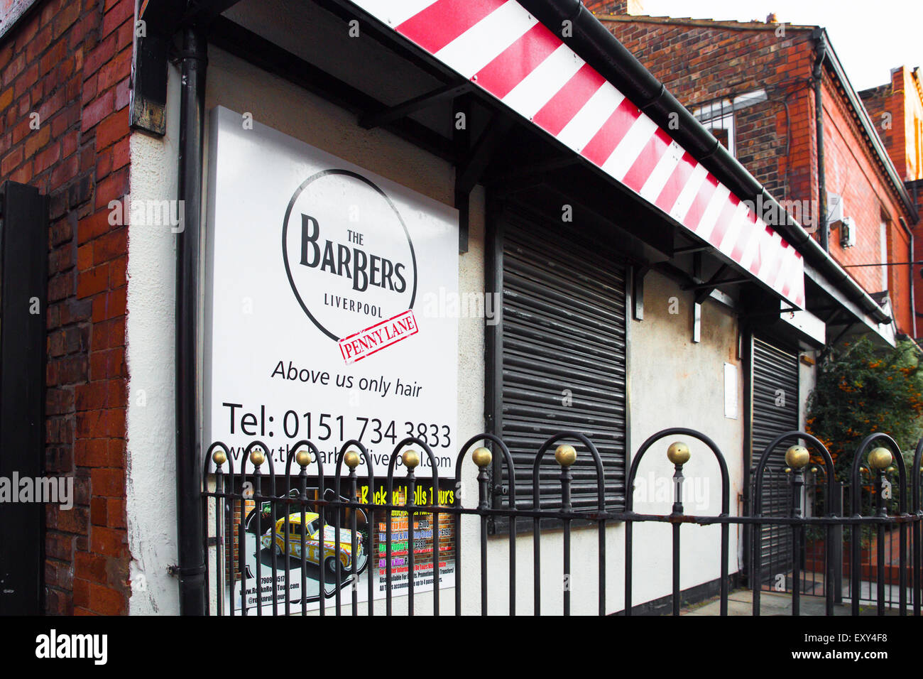 Liverpool, Vereinigtes Königreich - 12. Oktober 2014: Landmark Penny Lane Barber Shop in Liverpool berühmt geworden durch die Beatles 1967. Stockfoto