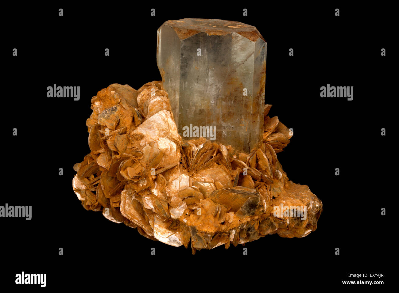 Beryll, Aquamarire, Pakistan, auf Muskovit Matrix, Berylium mit Erz-Mineralien und Halbedelsteinen Stein Stockfoto