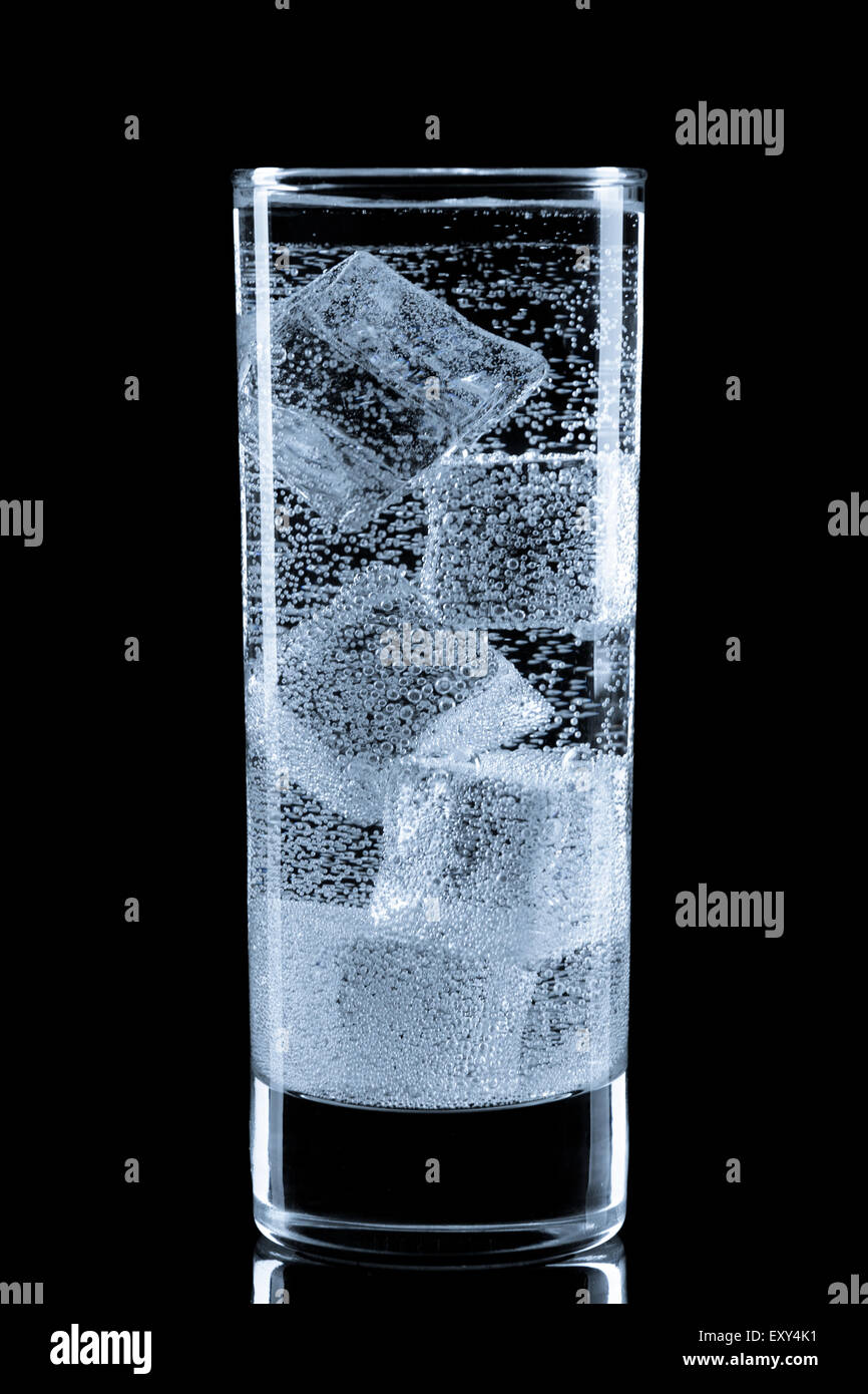 Glas mit Soda Wasser und Eiswürfeln. Stockfoto