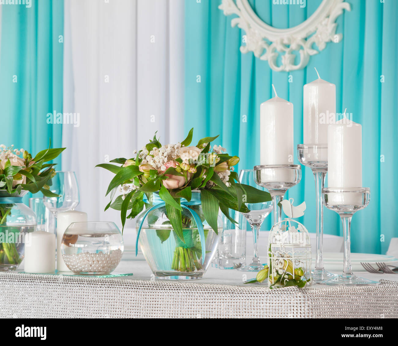 Schöne Dekorationen auf Hochzeitstafel für Braut und Bräutigam. Stockfoto