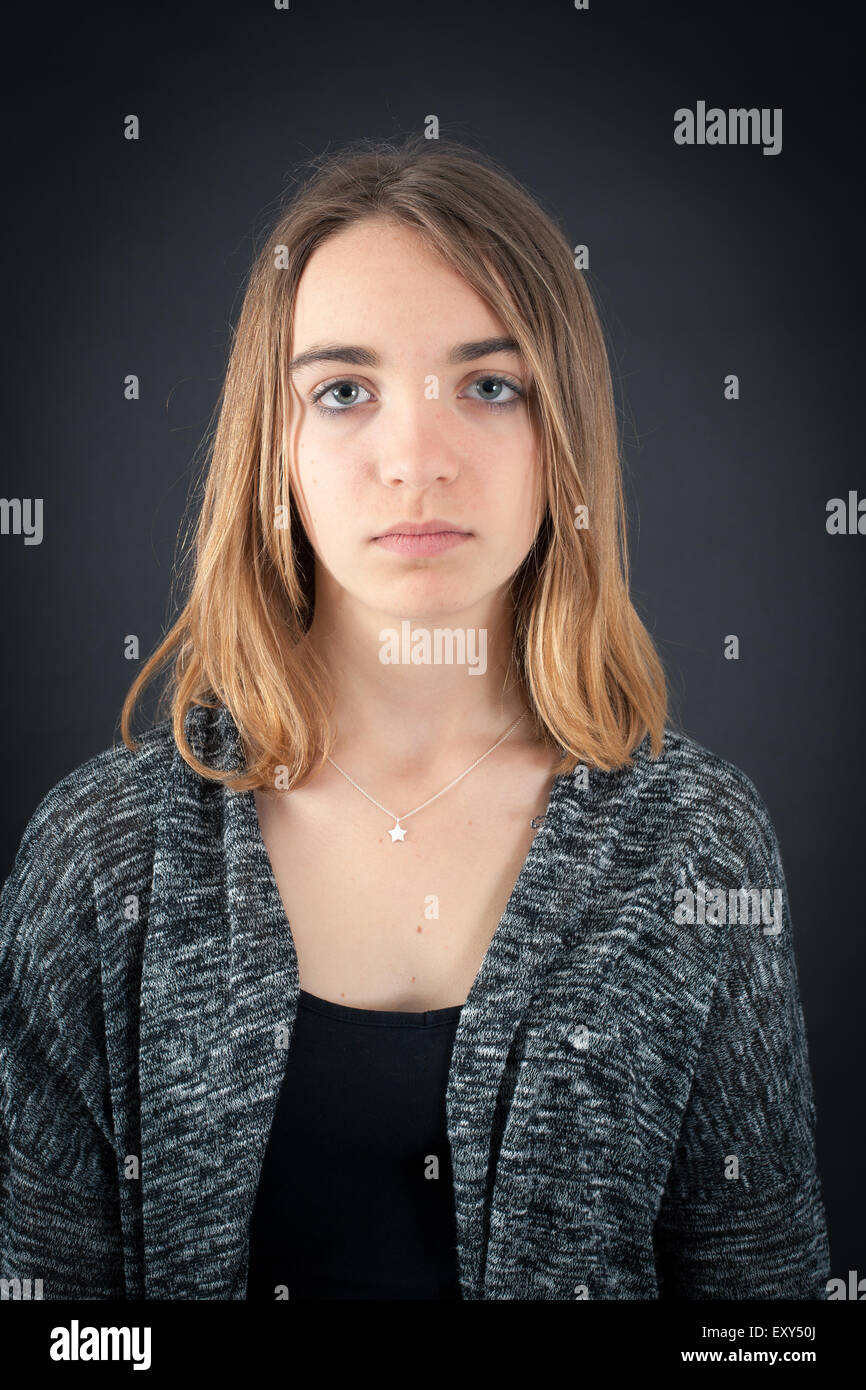 Schöne Frau dabei verschiedene Ausdrücke in verschiedenen Arten von Kleidung: wütend Stockfoto