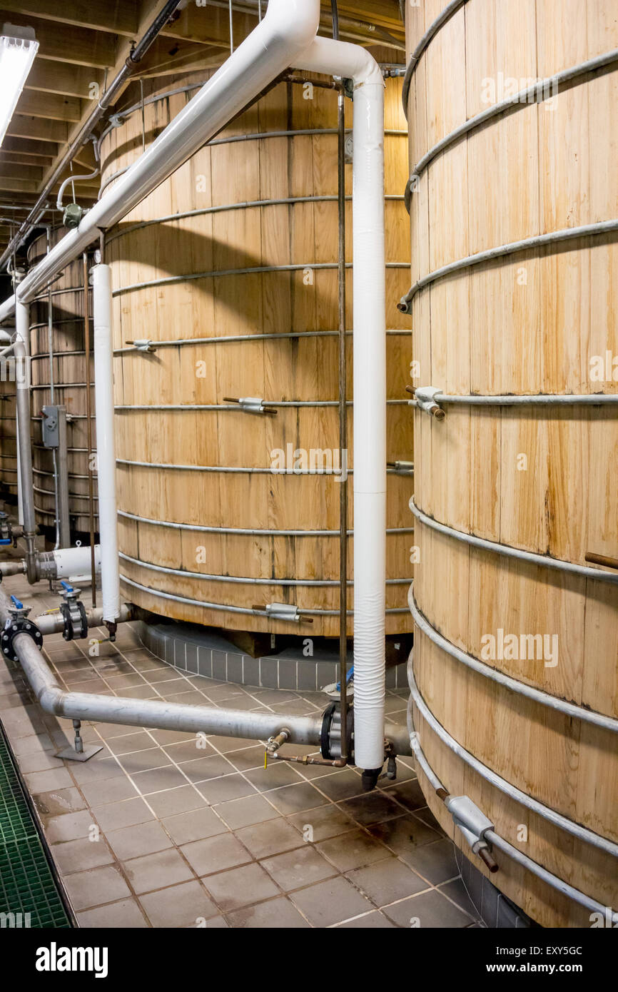 Große hölzerne Tanks Bourbon zu halten, wie es während des Produktionsprozesses fermentiert Stockfoto