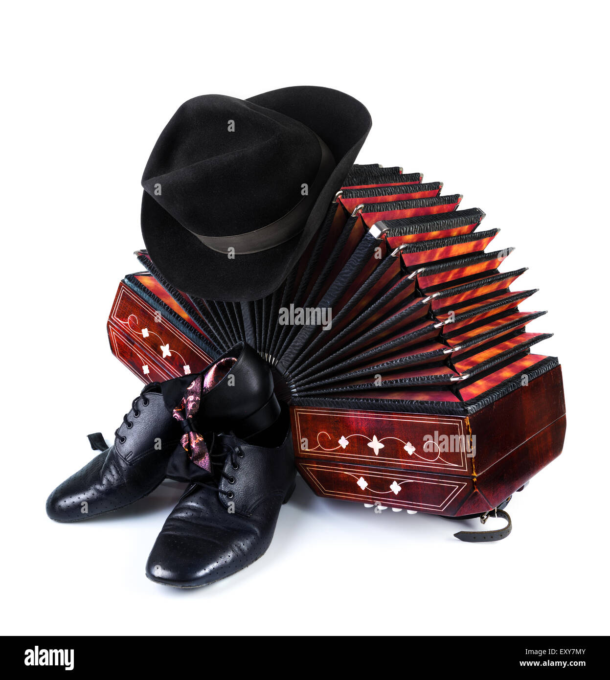 Bandoneon, Paar tango Schuhe, krawatte und einen schwarzen Hut auf weißem Hintergrund Stockfoto
