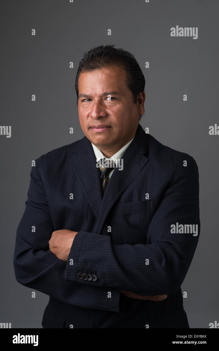 Geschäftsmann im Anzug suchen, verdächtige und verärgert. Stockfoto
