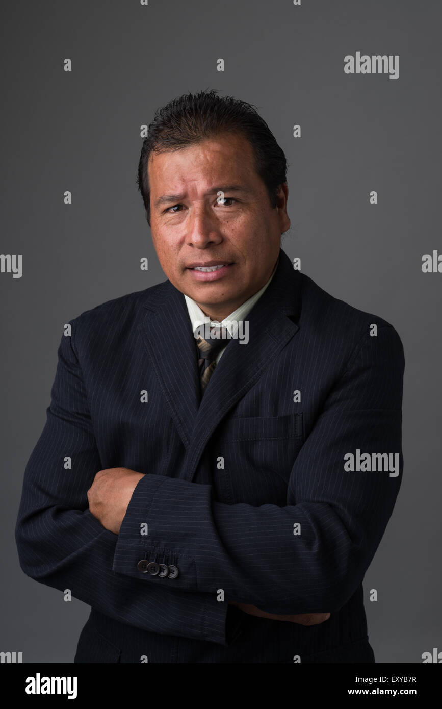 Hispanic Geschäftsmann im Anzug suchen besorgt und beunruhigt. Stockfoto