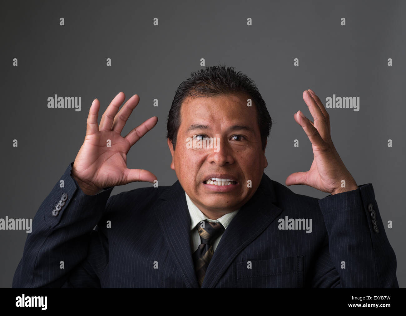 Hispanic Geschäftsmann sucht wütend. Stockfoto