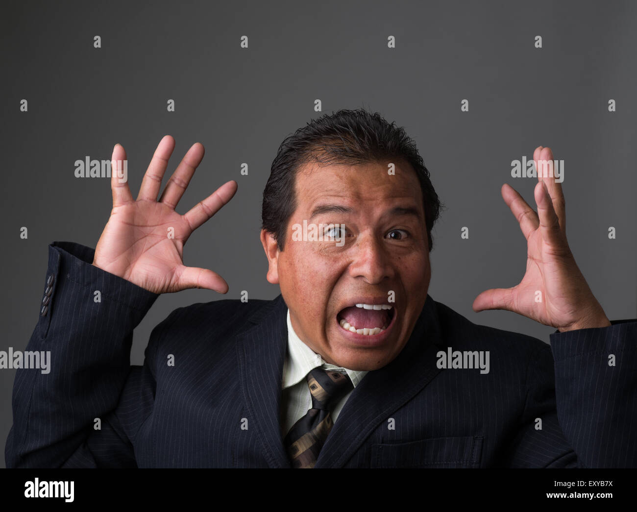 Hispanic Geschäftsmann sucht verärgert und überrascht. Stockfoto