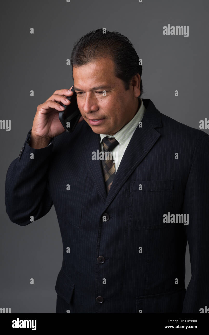 Hispanic Geschäftsmann reden über ein Handy. Stockfoto