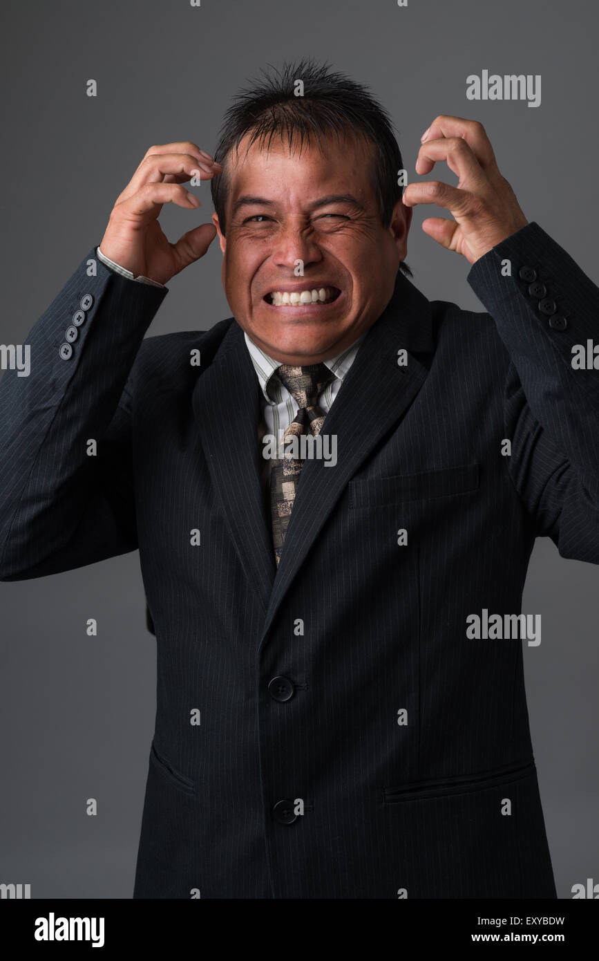 Hispanic Geschäftsmann sucht frustriert und wütend! Stockfoto