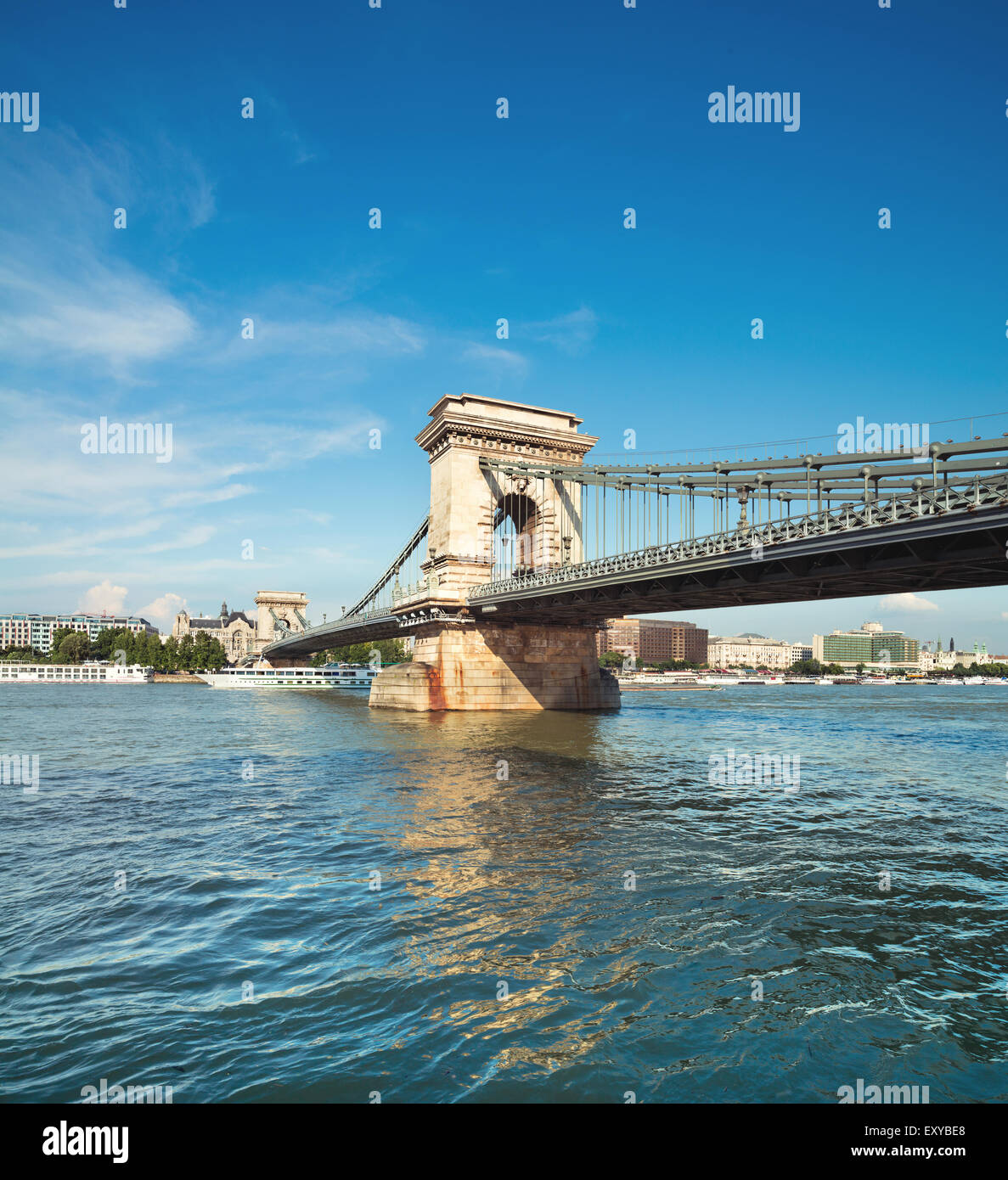 Berühmte Kettenbrücke in Budapest, Ungarn. Vertikales Panorama von 3 Bildern mit Tilt-Shift-Objektiv Stockfoto