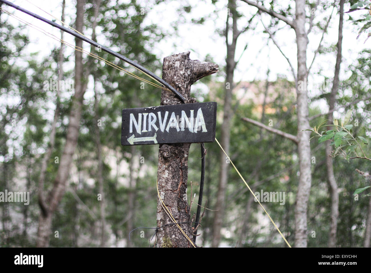 Eine Wanderrichtung nach Nirvana in Nepal. Nirvana ist ein buddhistisches Konzept von dauerhaftem Glück, sobald wir dem Karmakreislauf entkommen. Stockfoto