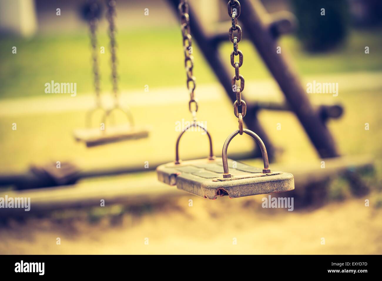 Vintage Foto des leeren Swing am Kinderspielplatz in Stadt. Altmodisches Farben Fotografie. Stockfoto