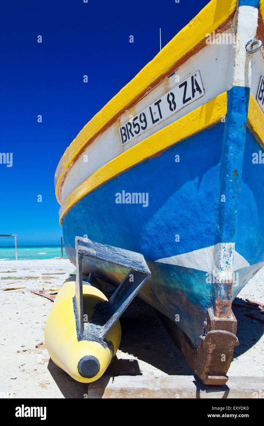 Low-Winkel auf einem Fischerboot in Arniston, Südafrika. Thema, umrahmt von einem klaren blauen Himmel. Stockfoto