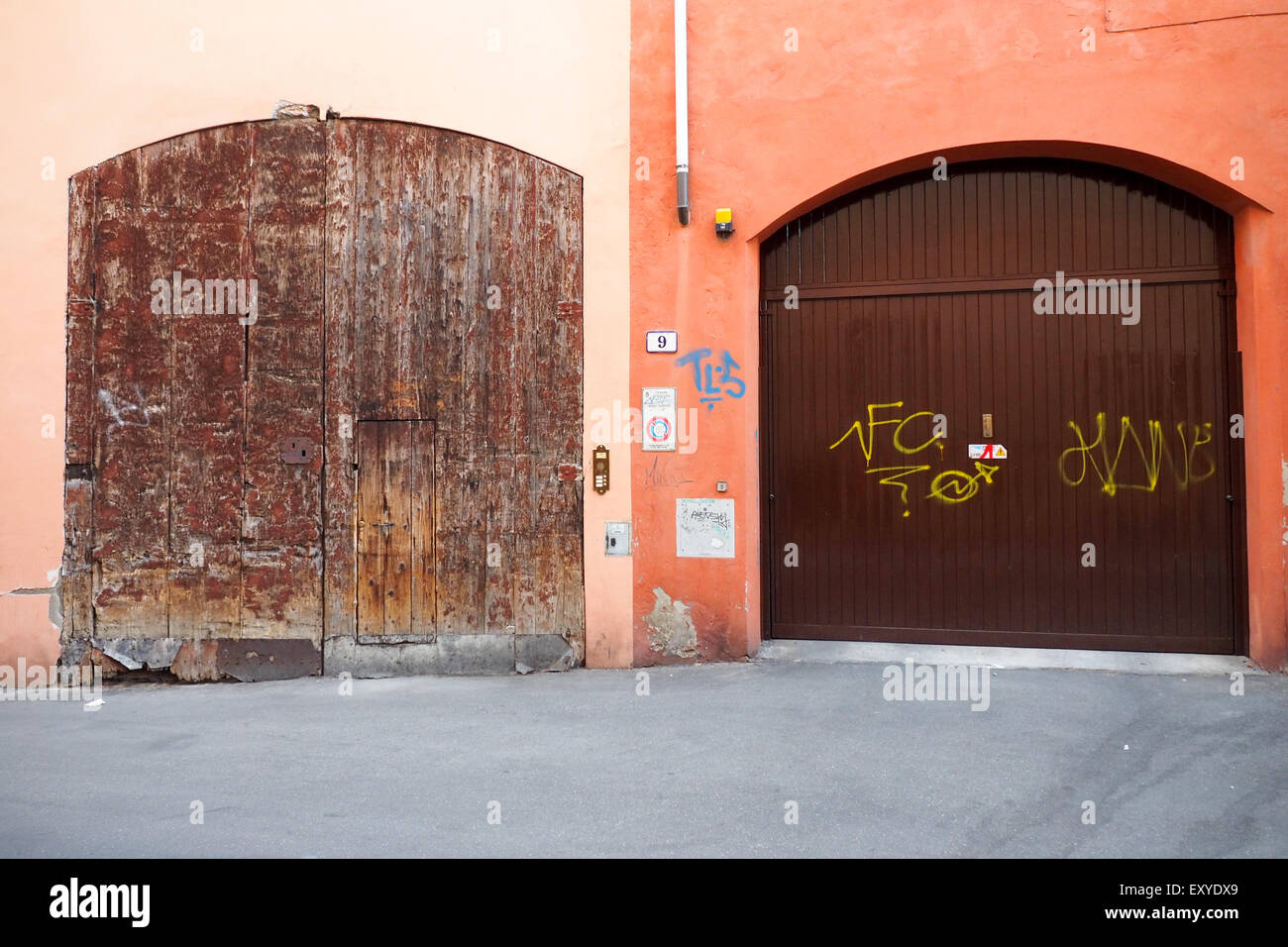 Zwei gegensätzliche hölzernen Garagentore Stockfoto, Bild: 85426161 - Alamy