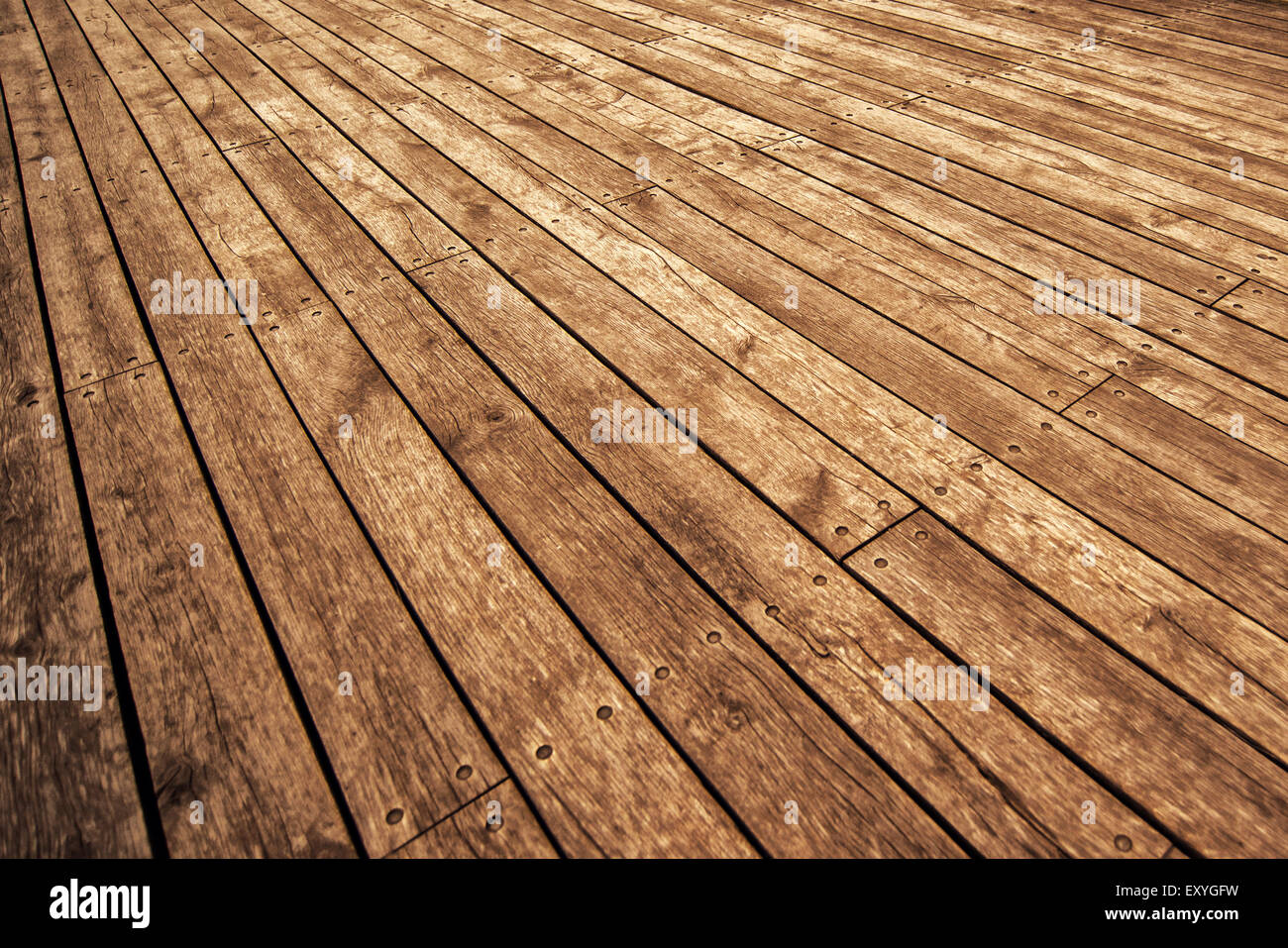 Rustikalen Holzboden-Tisch-Struktur in der Perspektive als Hintergrund für Product Placement, warmer Ton Stockfoto