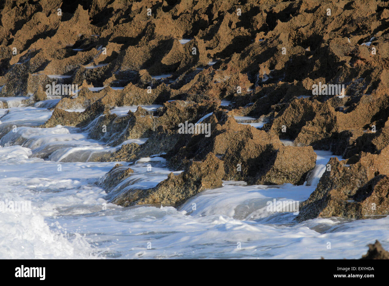 Scharfe Kante Gesteinsoberflächen auf Falakro Kap, Propouli Dorf, Lemnos oder Limnos Island, Griechenland. Stockfoto