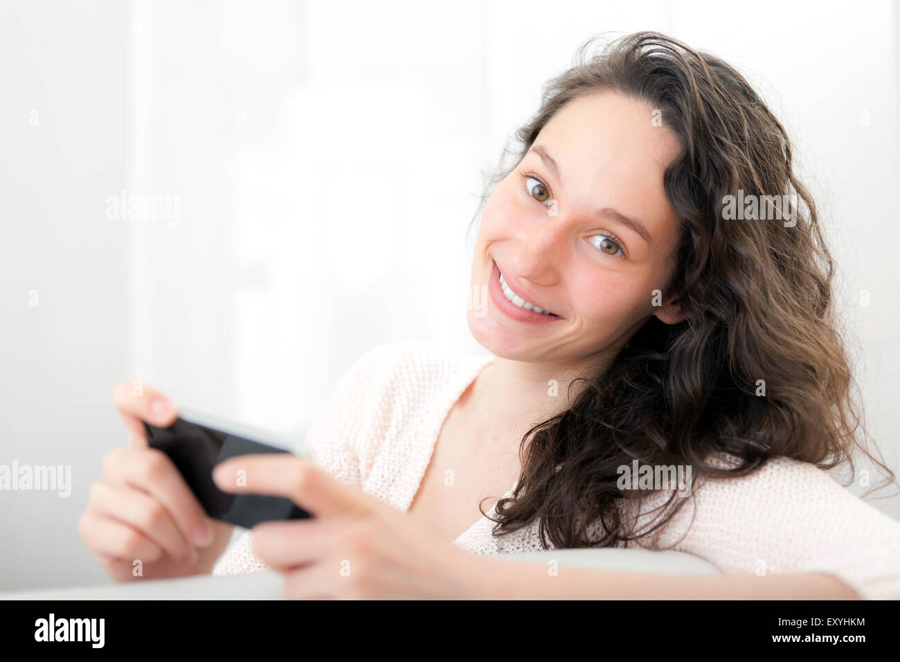 Blick auf entspannte Mädchen Senden von text Stockfoto