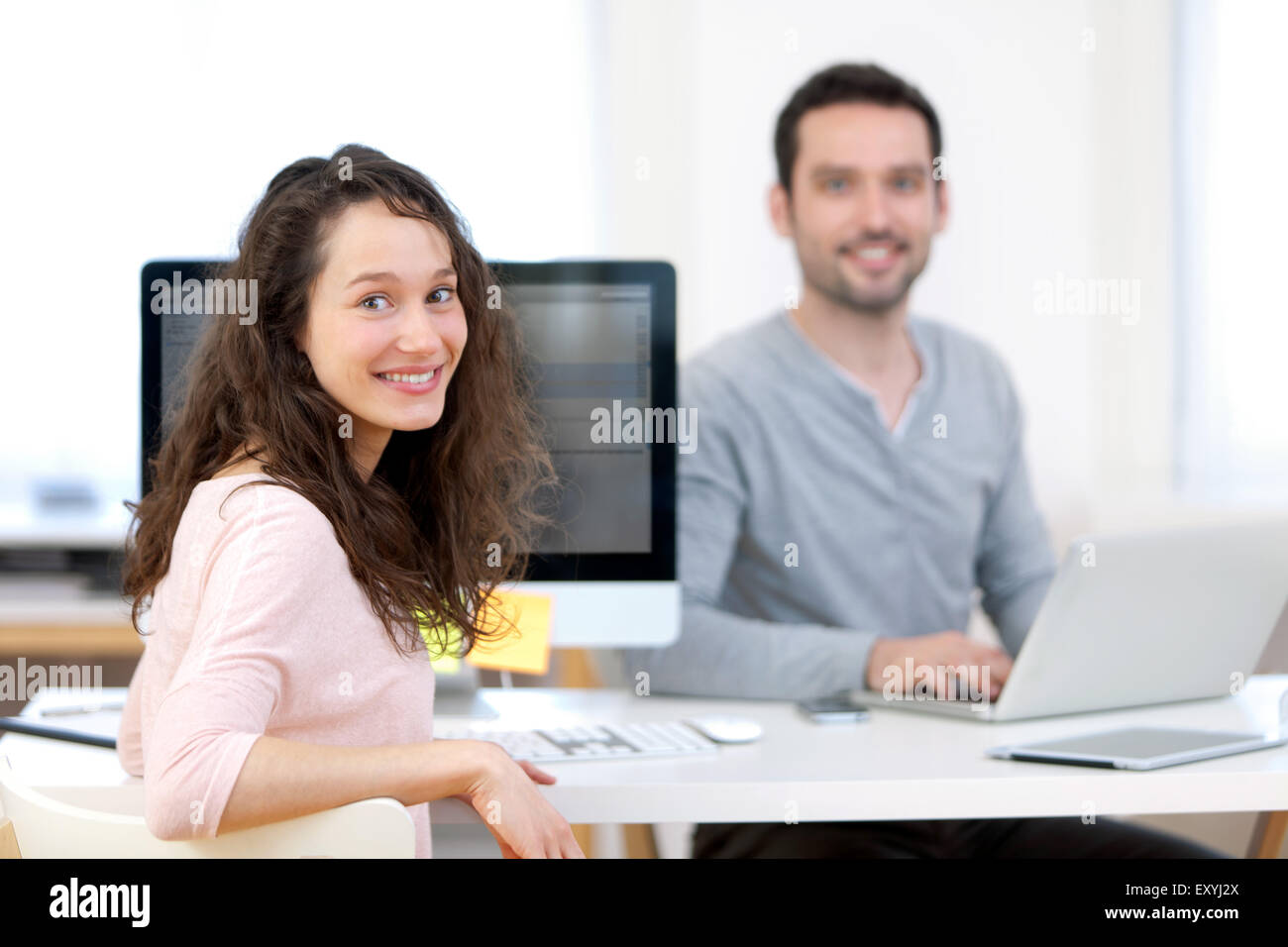 Ansicht von jungen attraktiven Kollegen im Büro Stockfoto