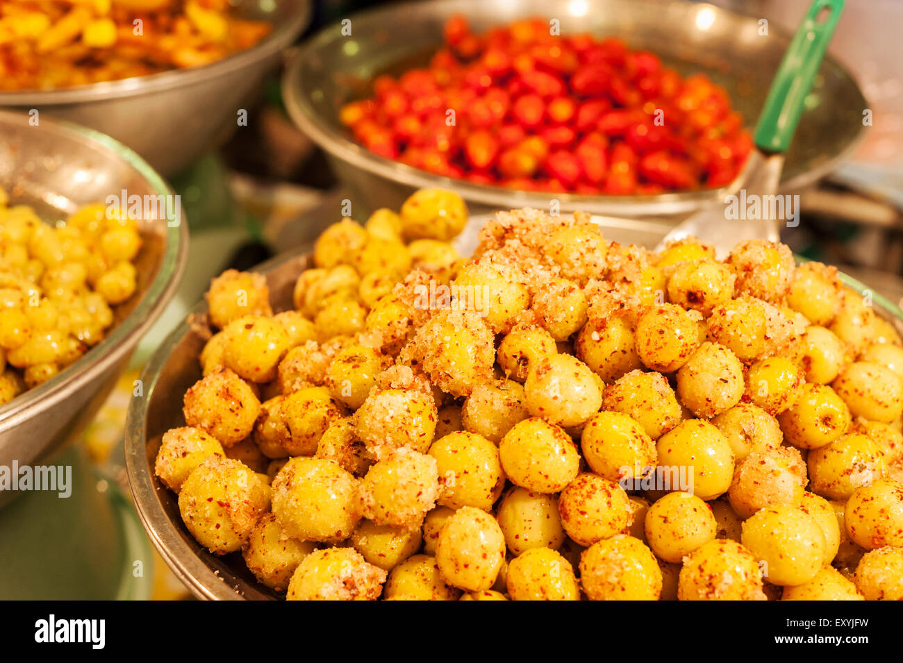 Eingelegtes Obst Lebensmittelkonservierung im Fach Stahl Stockfoto