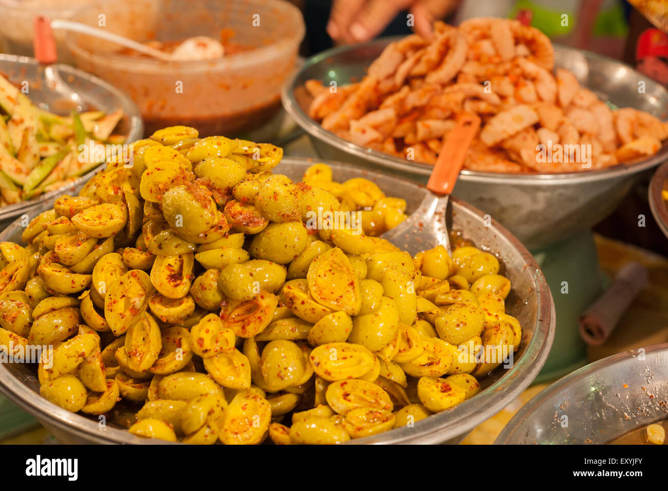 Eingelegtes Obst Lebensmittelkonservierung im Fach Stahl Stockfoto