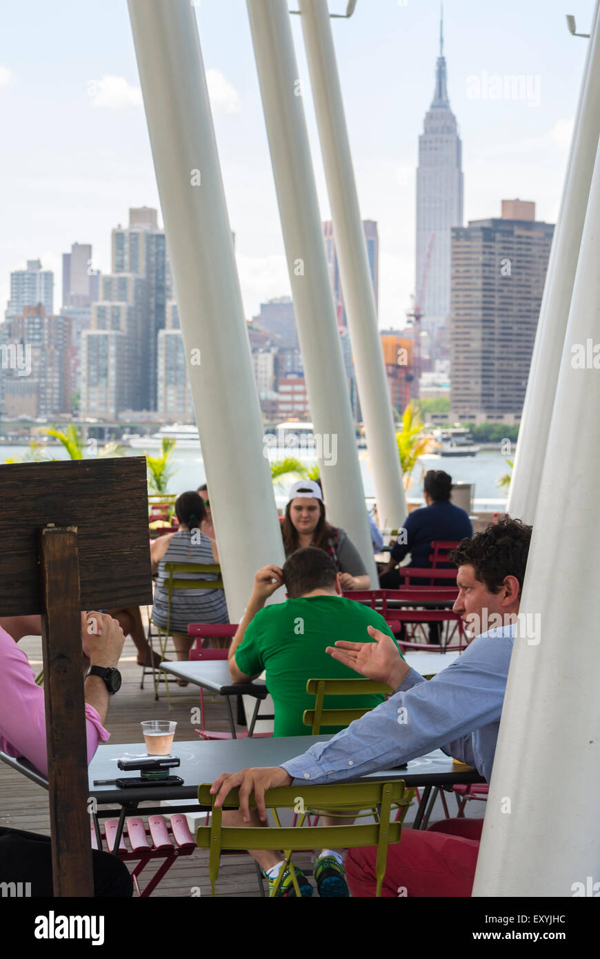New York City, NY, USA, Menge teilen Getränke außerhalb im Cafe Terrasse, Hunters Point, Long Island City, South Park East River Stockfoto