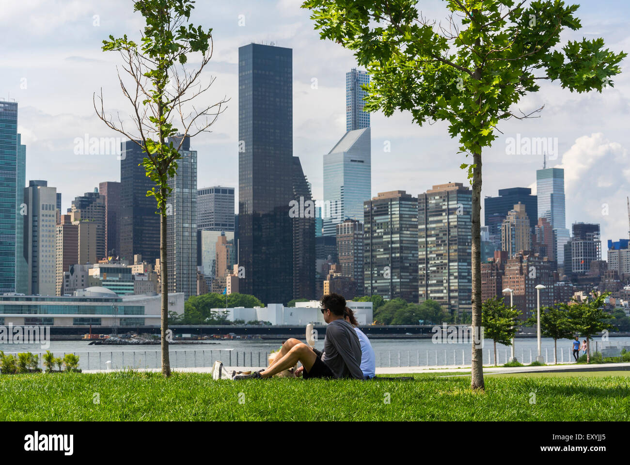 New York City, NY, USA, touristische Paare genießen's Hunter, South Park, Long Island City, East River, Manhattan Skyline, Wochenende Stockfoto