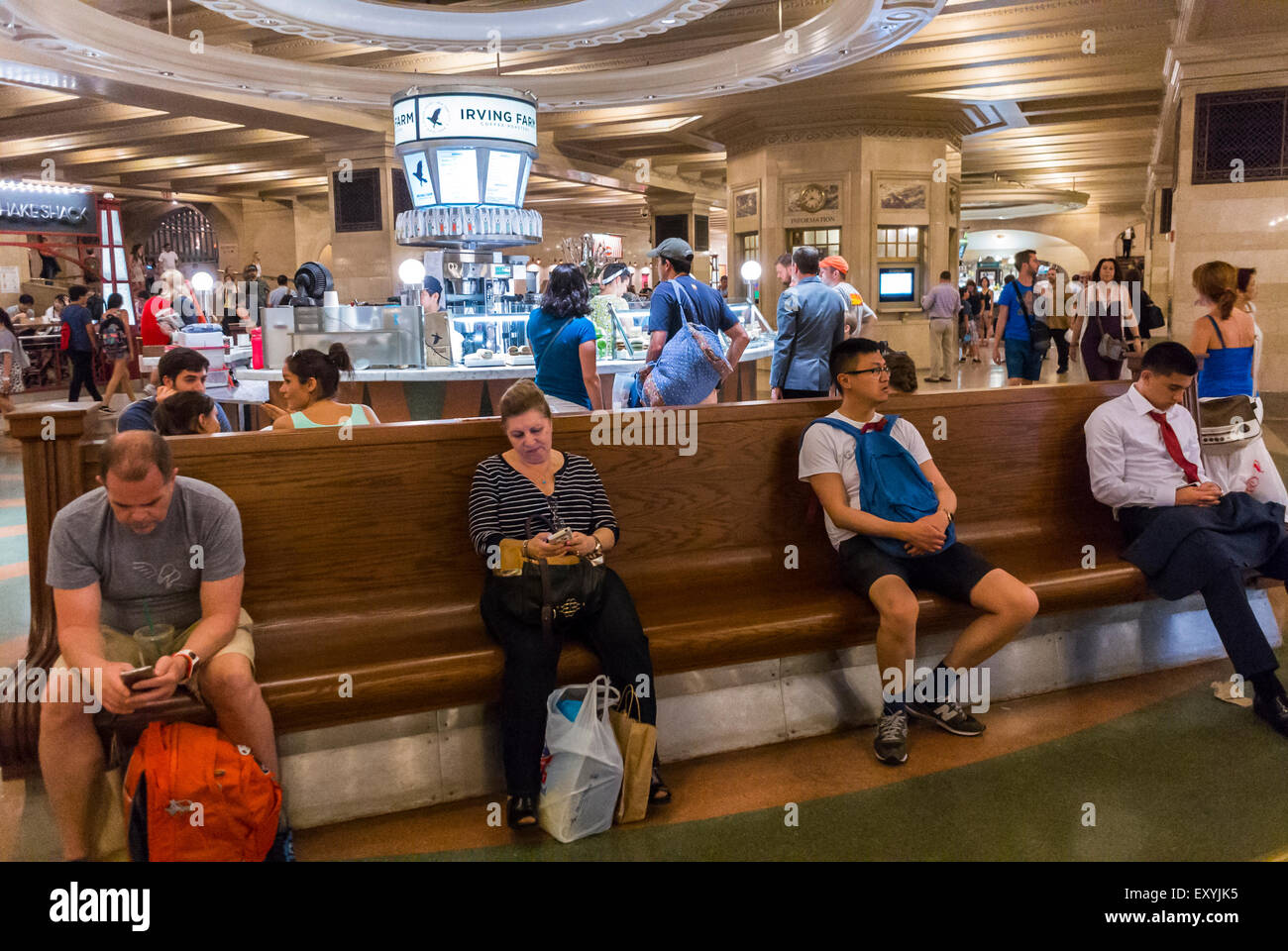 New York City, NY, USA, Touristen, sitzen, warten im Bahnhof Grand Central Station Terminal, untere Halle, Food-Court Stockfoto