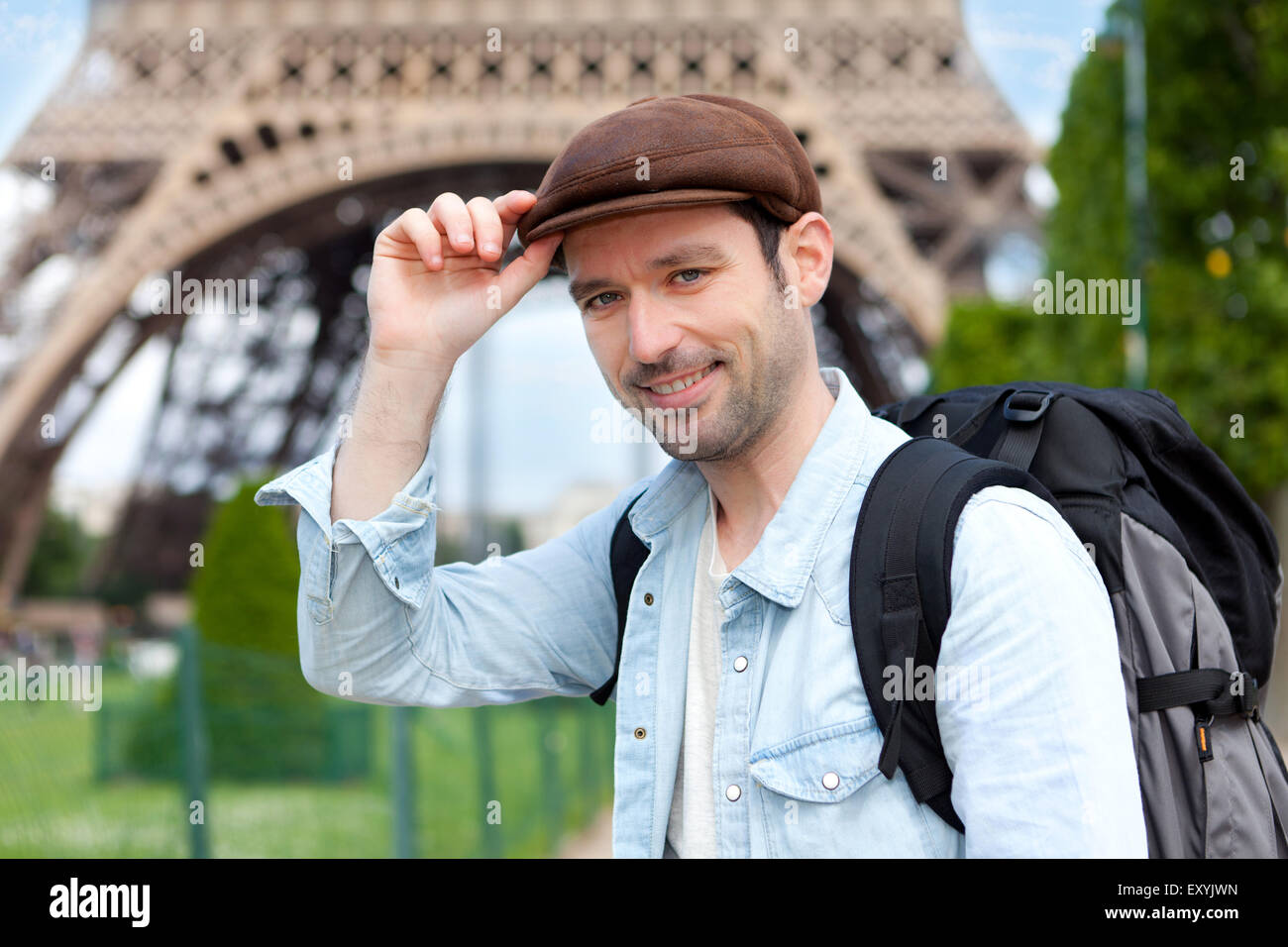 Blick auf einen jungen attraktiven Reisenden in Paris Stockfoto