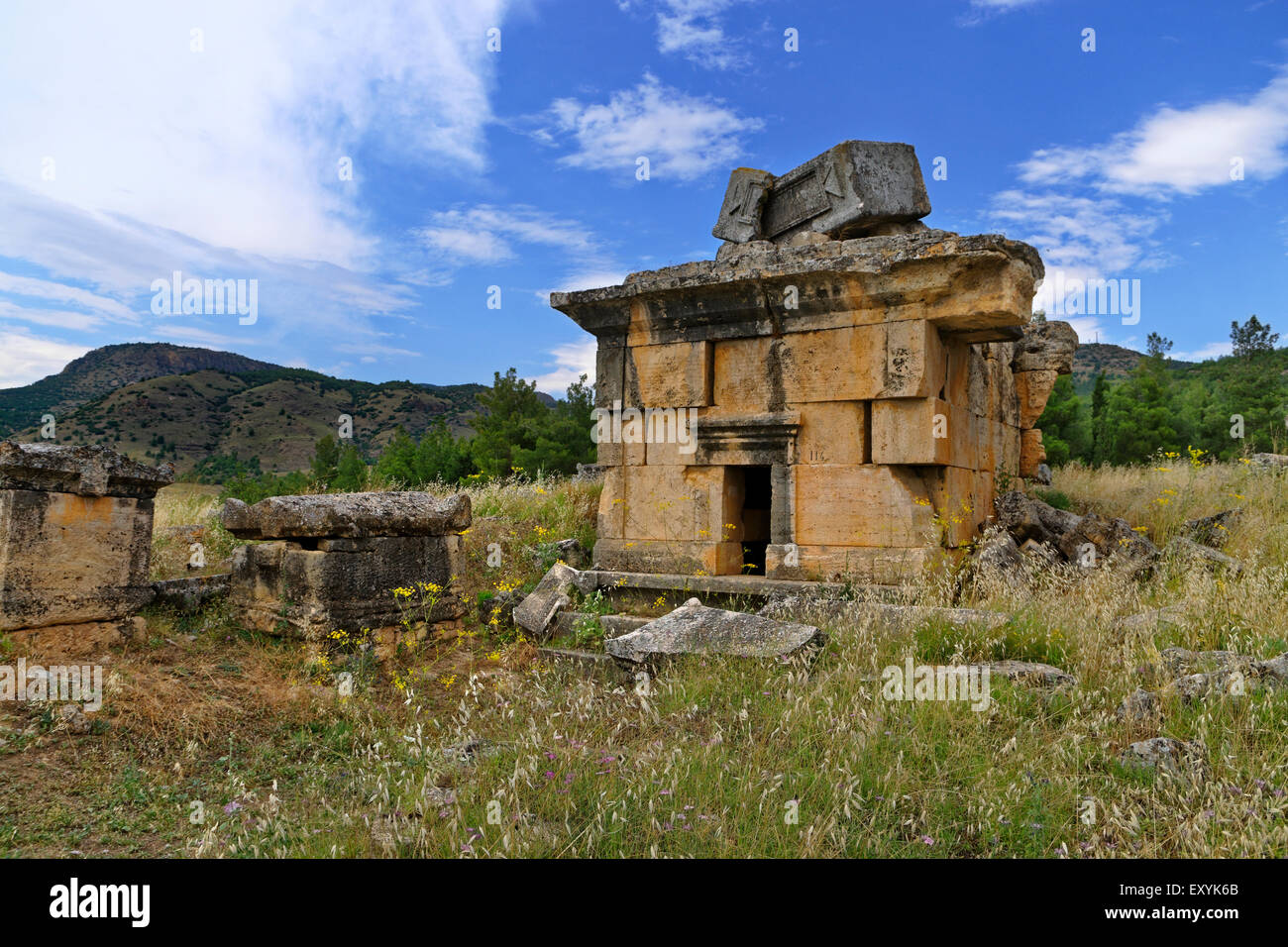 Kleines Mausoleum in der Nekropole des antiken römischen Reiches Hierapolis über Pamukkale in der Türkei. Stockfoto
