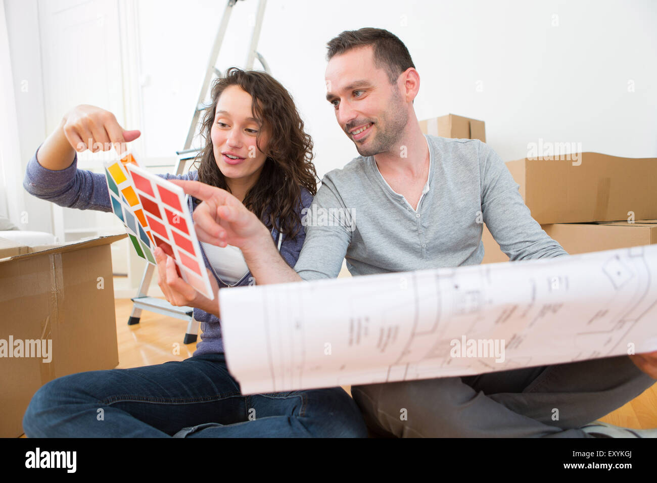 Ansicht eines jungen Paares, die Auswahl der Farben ihrer neuen Immobilie Stockfoto