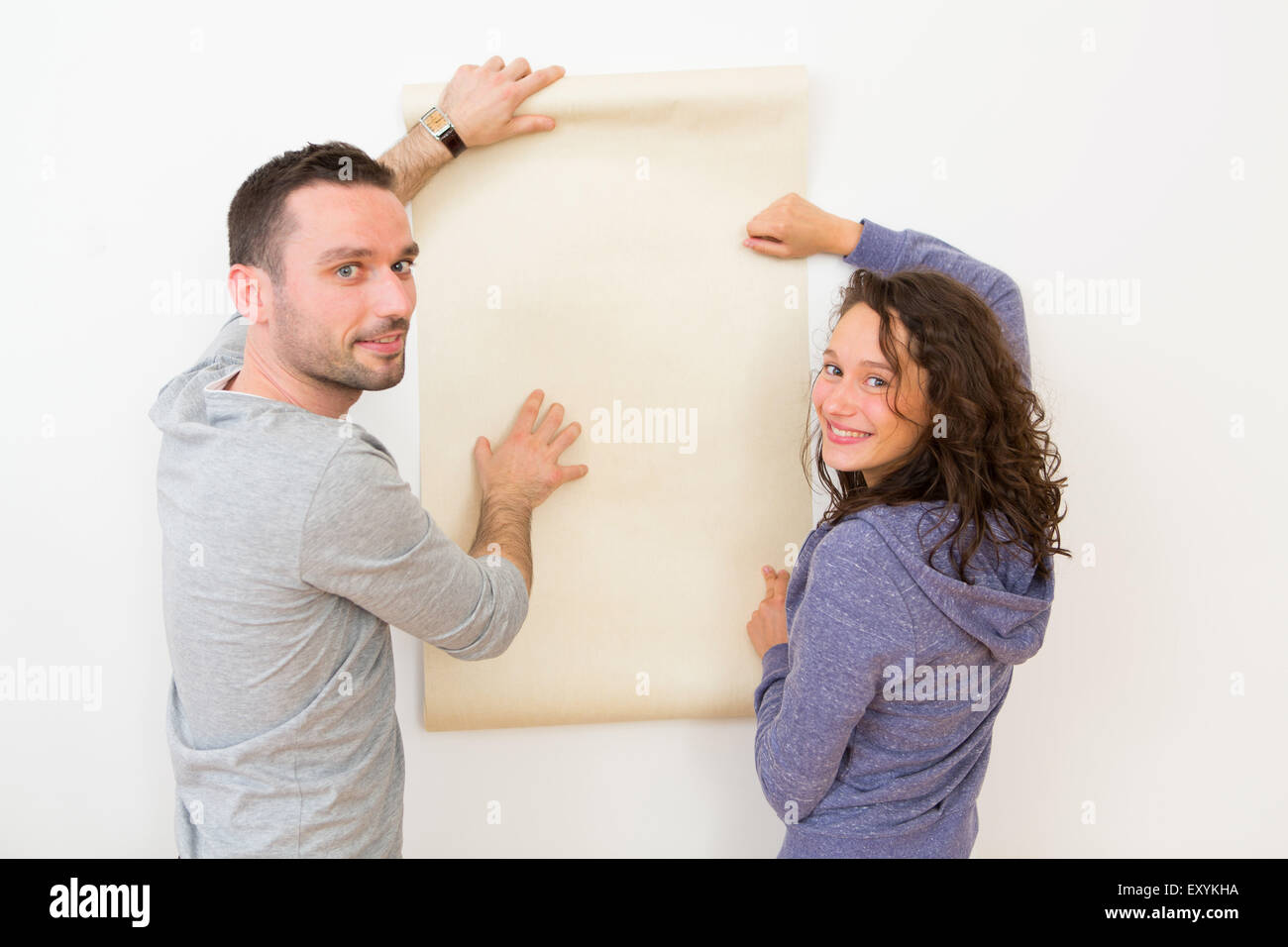 Ansicht eines jungen Paares, die Wahl ihrer Tapete Stockfoto