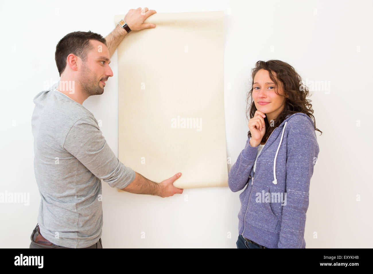 Ansicht eines jungen Paares, die Wahl ihrer Tapete Stockfoto