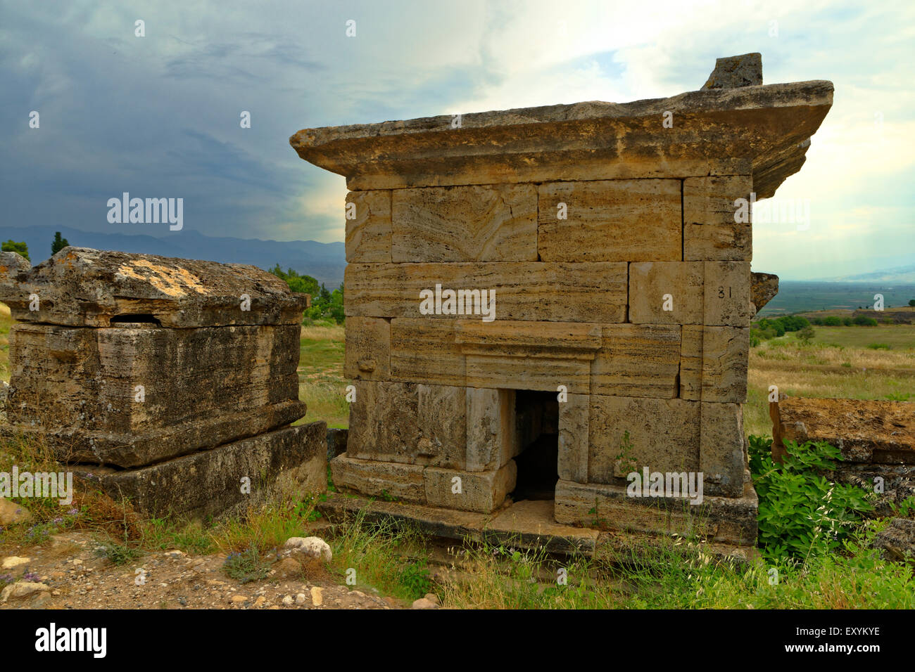 Kleines Mausoleum und Grab in der Nekropole des antiken römischen Reiches Hierapolis über Pamukkale in der Türkei. Stockfoto