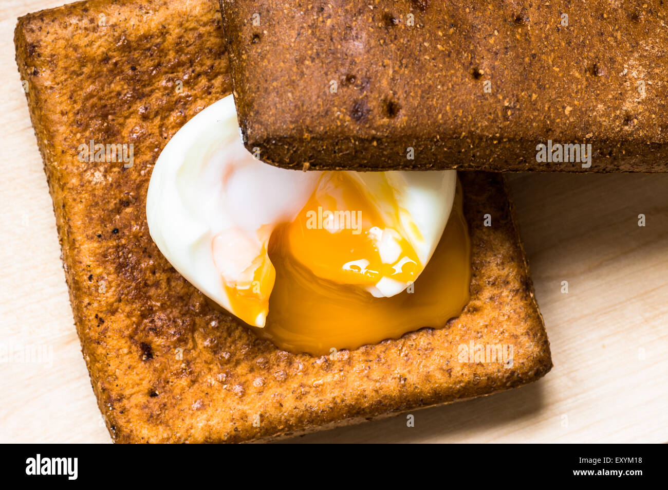 Brot mit Rührei Draufsicht Stockfoto