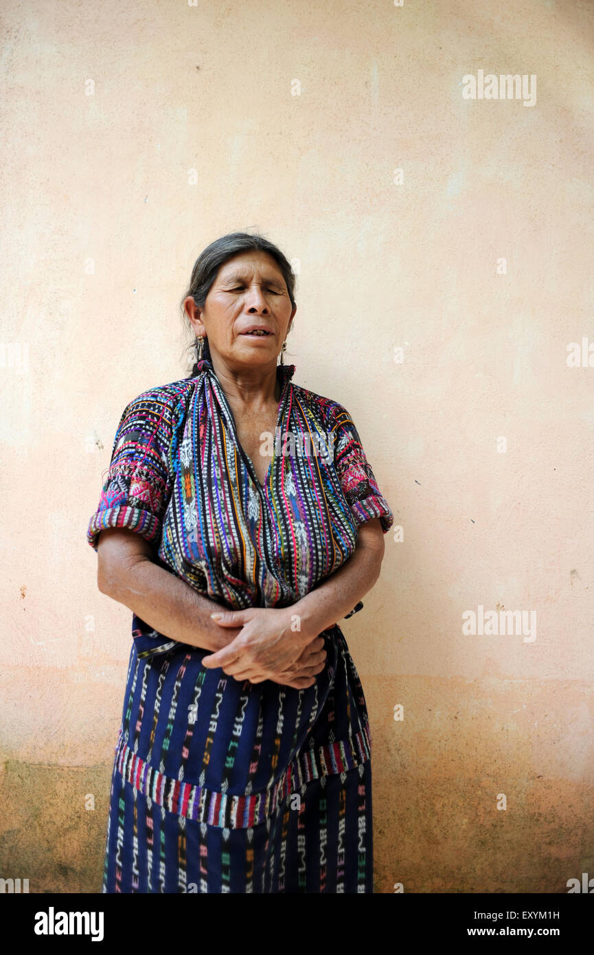 Eine guatemaltekische blinde Frau in traditioneller Kleidung in Panajachel, Solola, Guatemala. Stockfoto Eine guatemaltekische blinde Frau in traditioneller Kleidung in Panajachel, Solola, Guatemala. Stockfoto