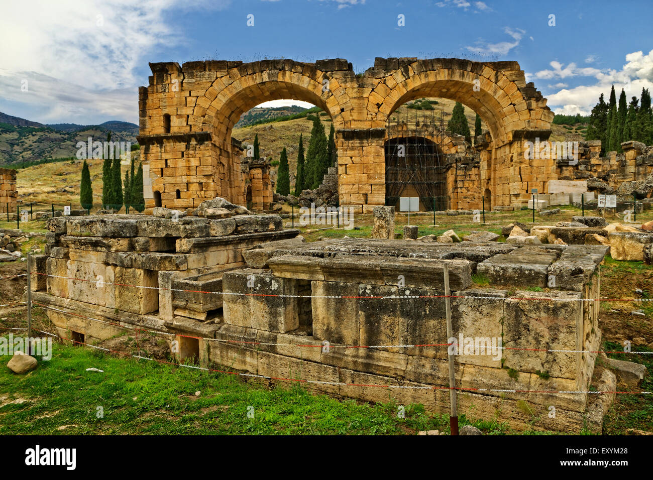 Reste der Basilika Badehaus in der römischen Siedlung von Hierapolis über Pamukkale in der Nähe von Denizli, Türkei. Stockfoto