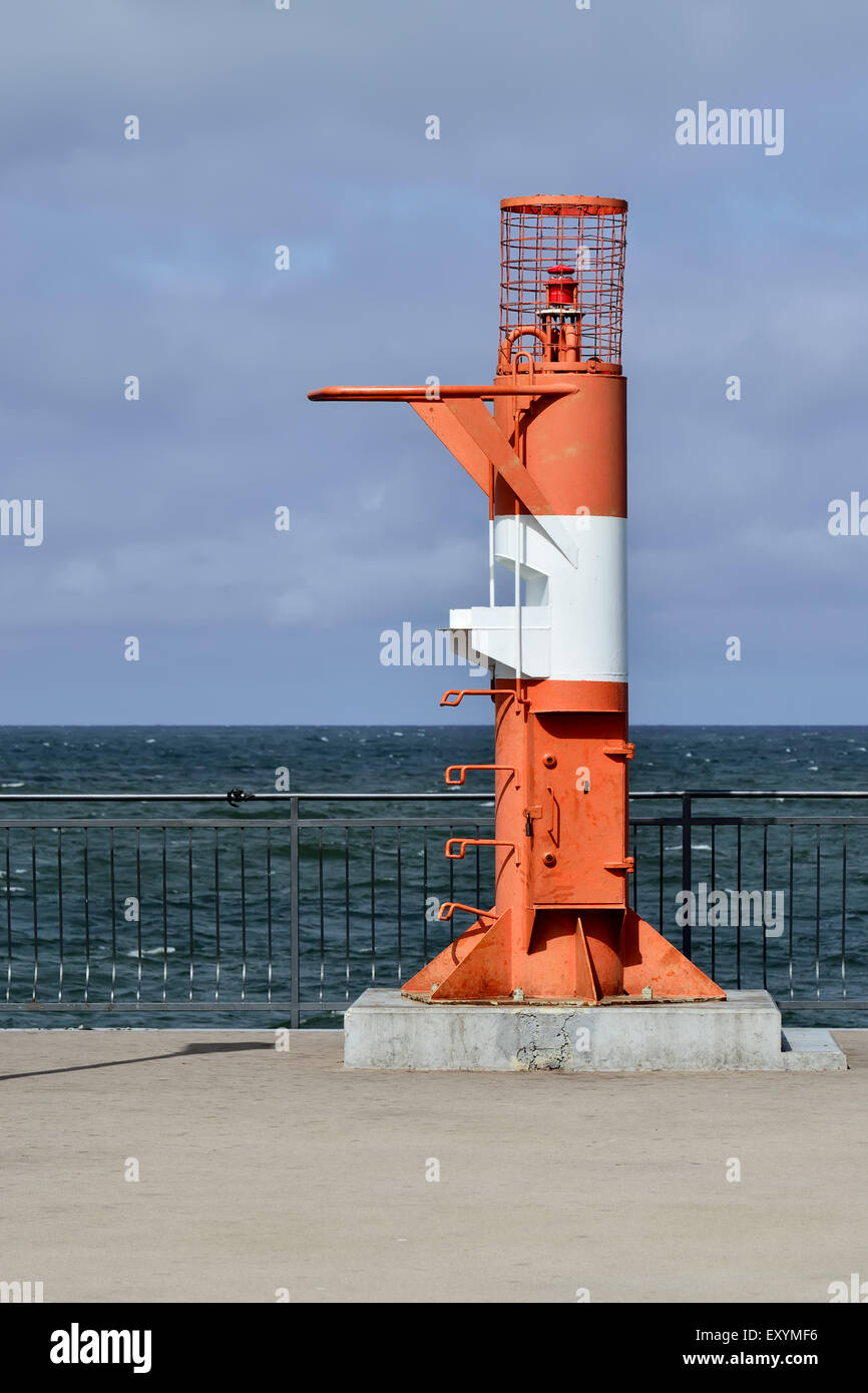 Leuchtturm an der Küste von der Stadt Pionersky. Gebiet Kaliningrad, Russland Stockfoto