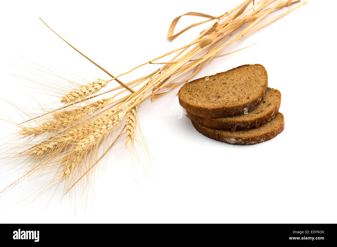 Ohren des Weizens und das geschnittene Brot Stockfoto