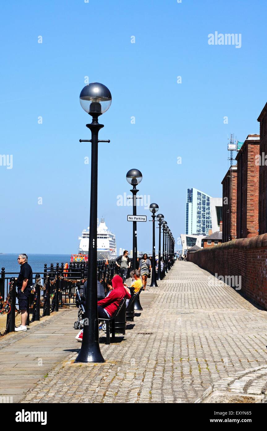 Blick entlang der Albert Dock am Wasser mit einem Kreuzfahrtschiff auf der Rückseite, Liverpool, Merseyside, England, Vereinigtes Königreich, West-Europa. Stockfoto