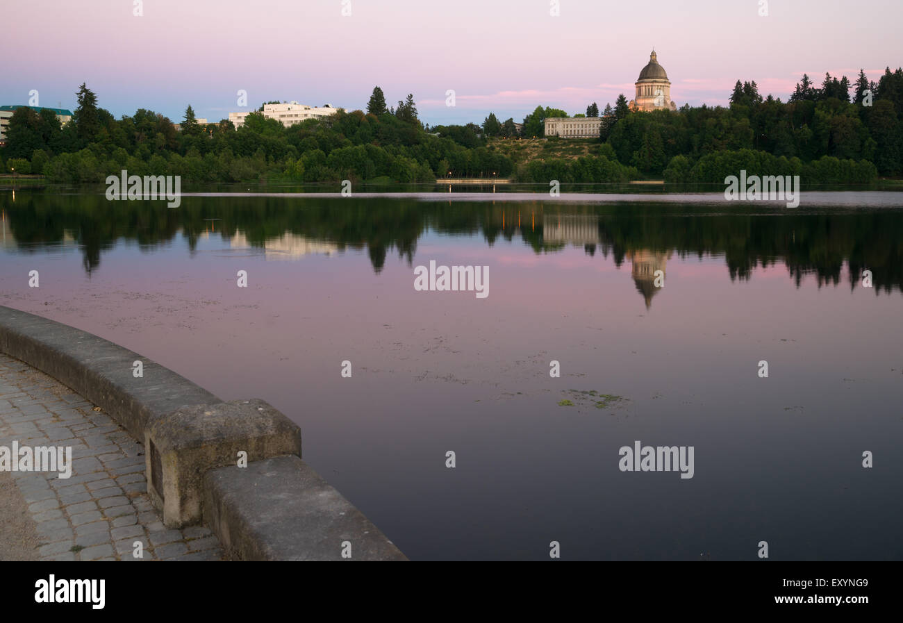 Die Landeshauptstadt spiegelt sich in den gleichnamigen See in der Abenddämmerung in Olympia, Wa Stockfoto