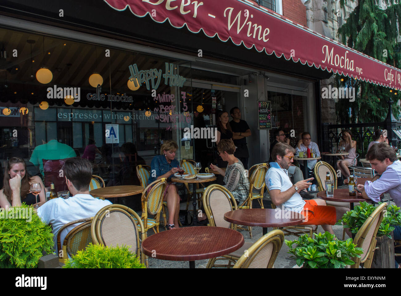 New York City, NY, USA, East Village Szenen, in Manhattan, American Bar Cafe, Menschen teilen Drink auf Bürgersteig Terrasse Stockfoto