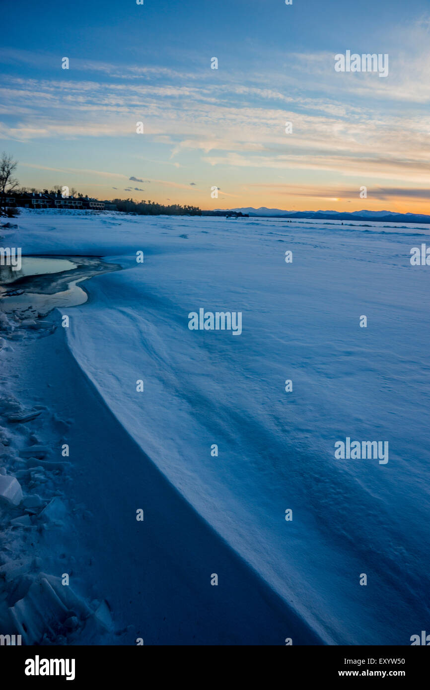Lake Champlain vom Ufer entfernt im Winter bei Sonnenuntergang. Stockfoto