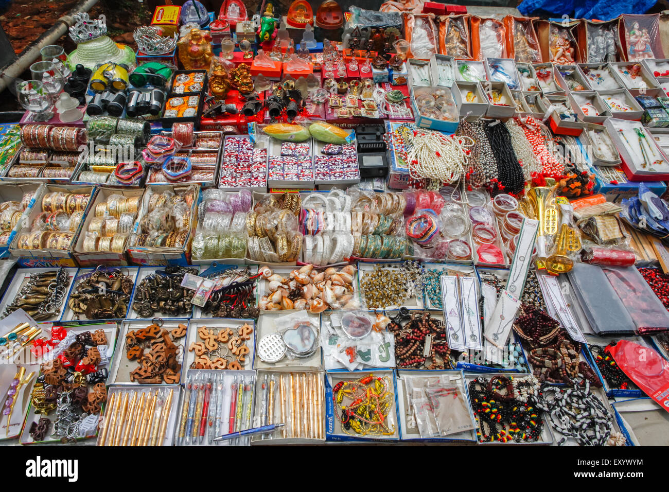 Verschiedene religiöse Merchandise-Artikel zum Verkauf in der Nähe von Vishwa Shanti Stupa in Rajgir, Indien. Stockfoto