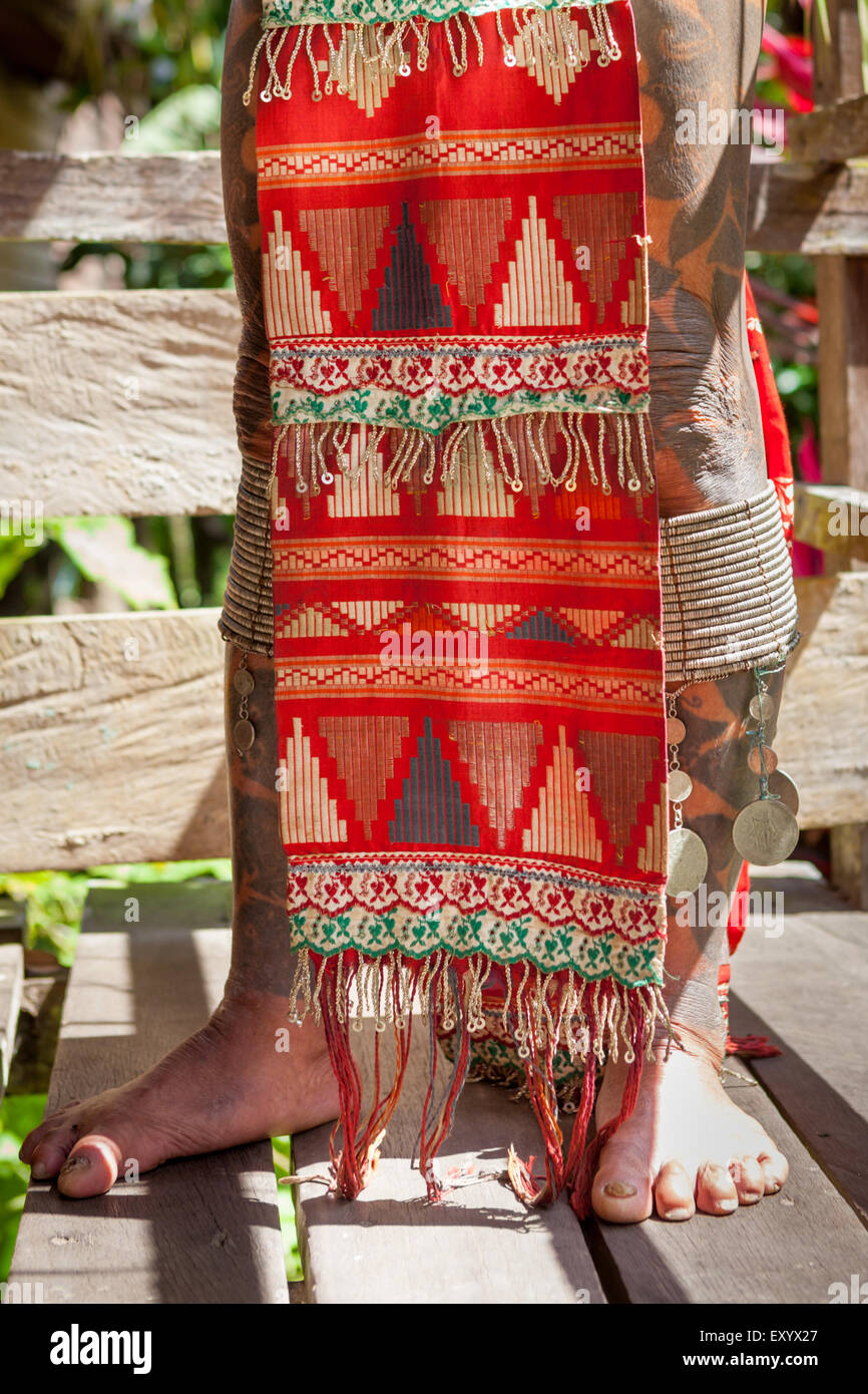 Ein sirat – ein traditionelles Kleidungsstück der Dayak IBAN-Community auf der Basis von gewebtem Stoff – wird von Ramping, einem Ältesten, in Sungai Utik, Kapuas Hulu, West Kalimantan getragen. Stockfoto