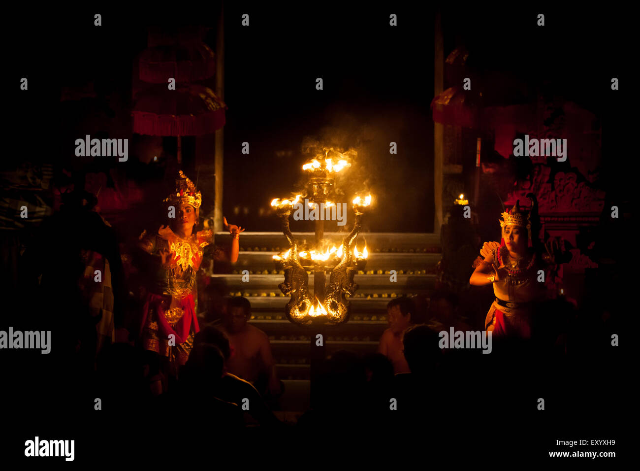 Balinesische traditionelle Tänzer auf der Bühne mit dekorativen Feuerlichtern während der kecak- und Feuertanz-Show in Ubud, Gianyar, Bali, Indonesien. Stockfoto
